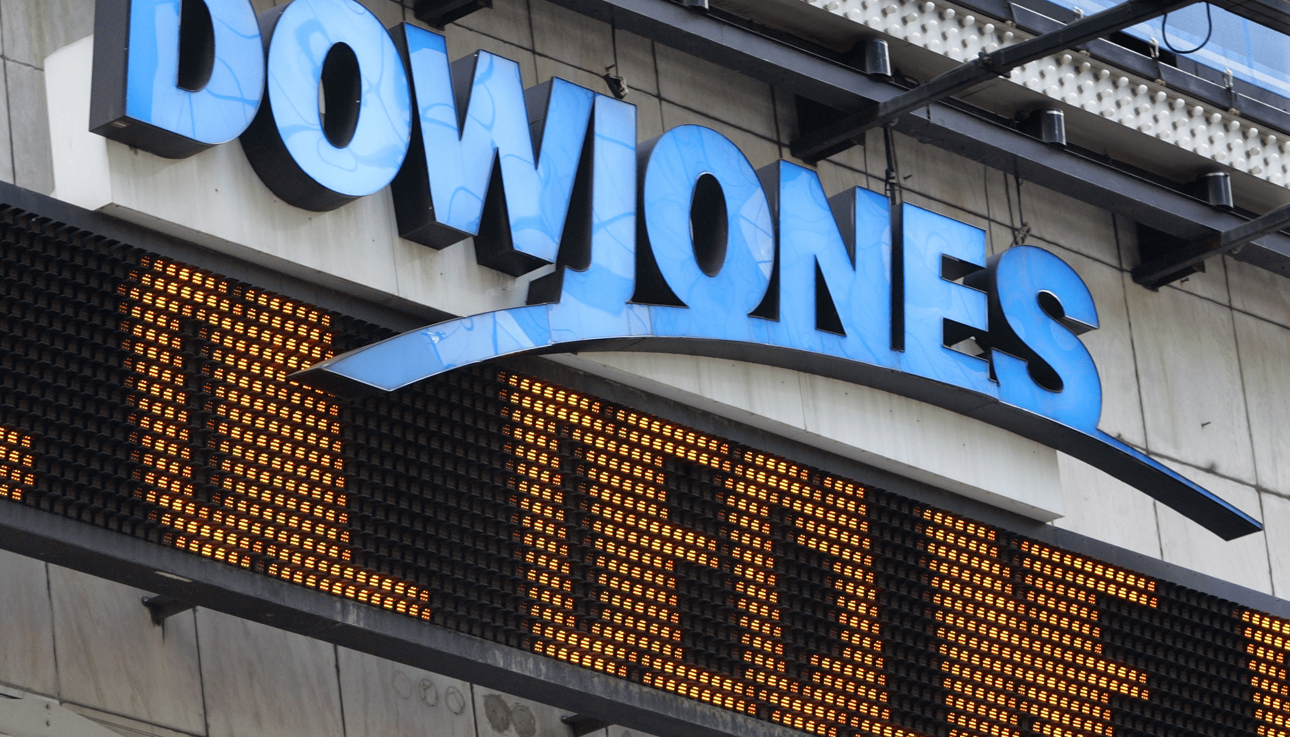 Dow Jones marca segundo cierre histórico en una semana; supera los 27,000