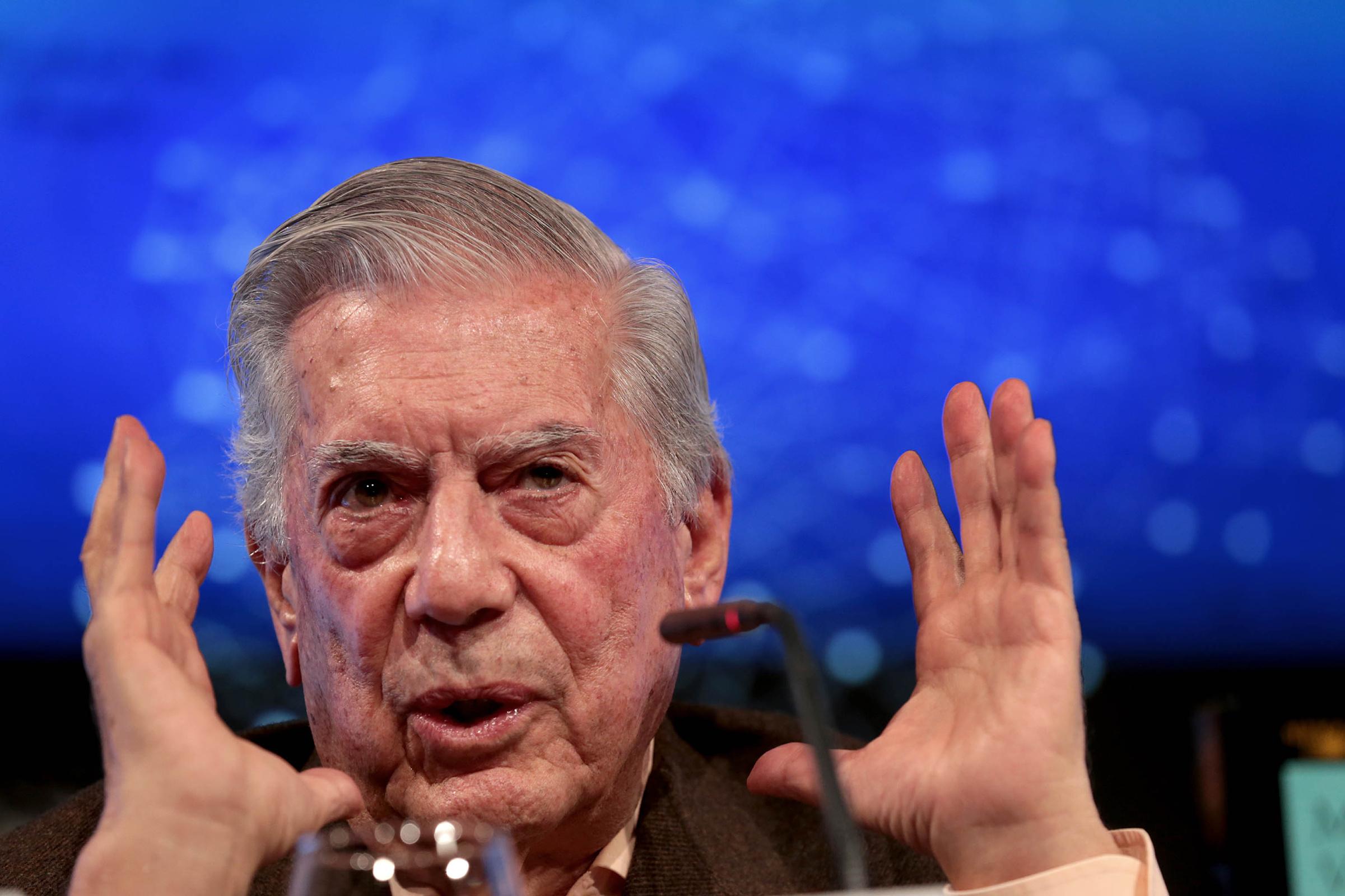 Vargas Llosa se recupera en hospital de Madrid tras caída en su casa