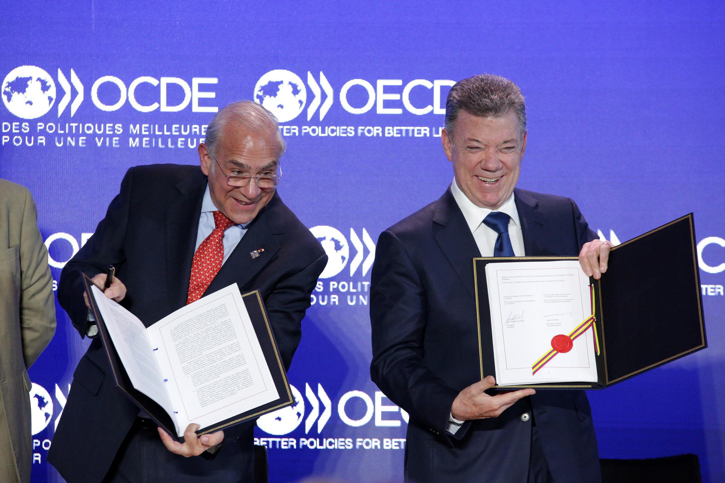 Firma Juan Manuel Santos ingreso de Colombia a la OCDE