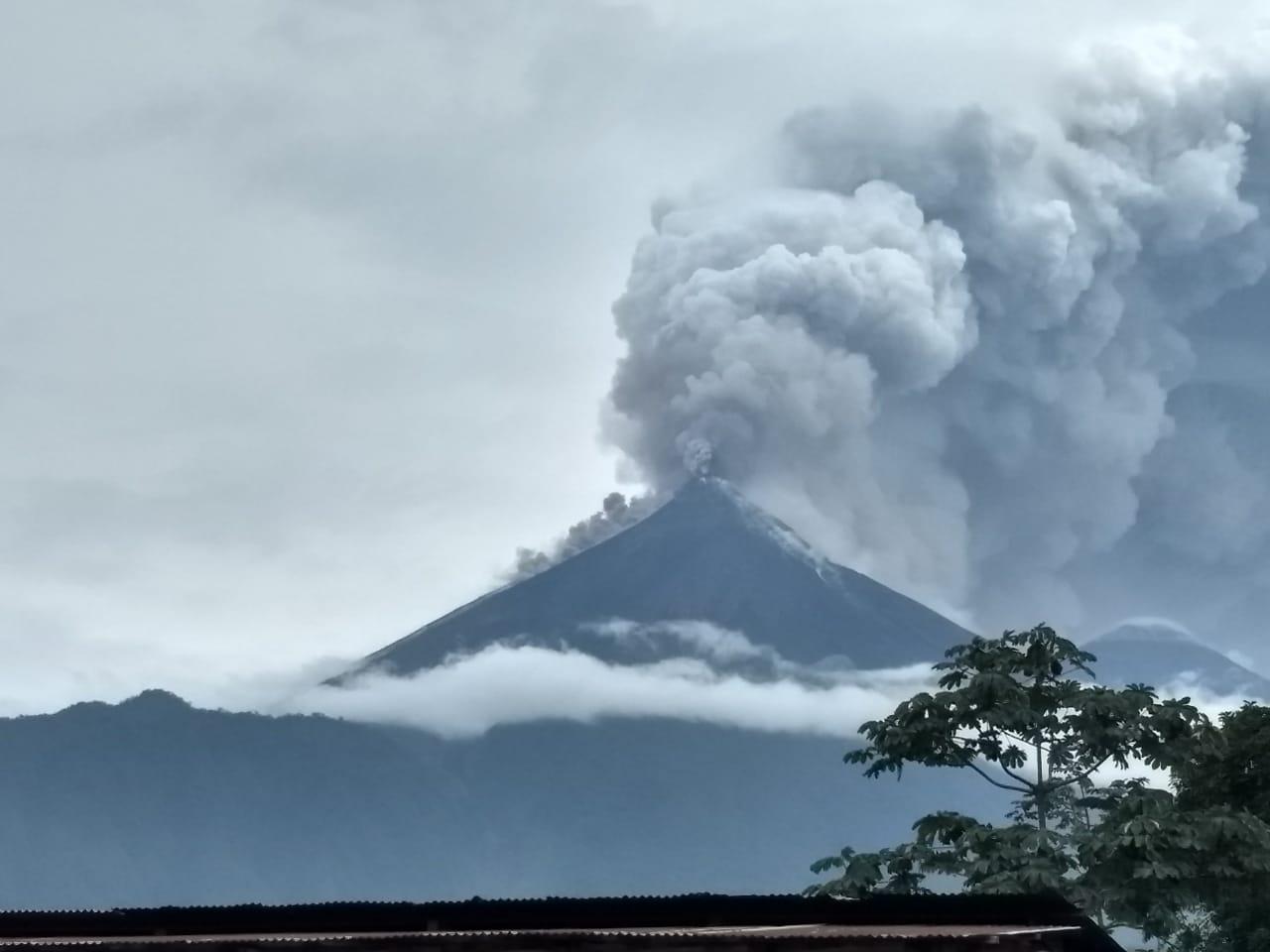 Volcán de Fuego registra nueva explosión
