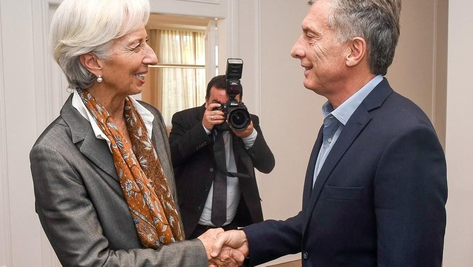 Argentina consigue préstamo del FMI por 50,000 mdd