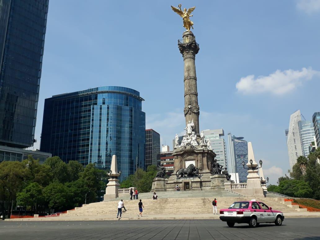 Amagan taxistas con plantón permanente en Reforma