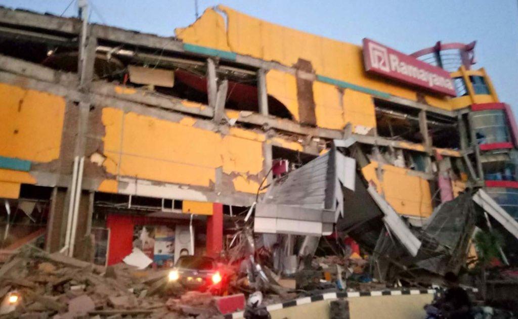 Tsunami impacta Indonesia tras terremoto de 7.5
