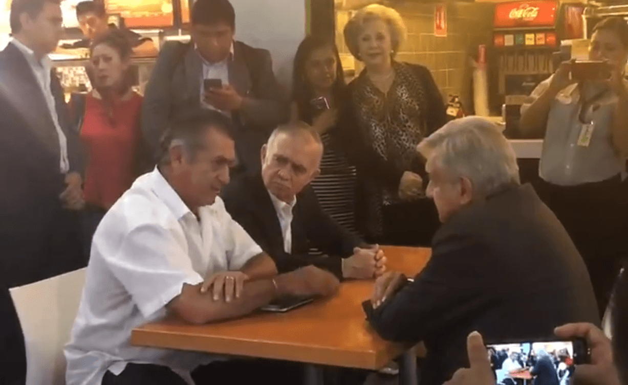 López Obrador se reúne con “El Bronco” en aeropuerto de Monterrey