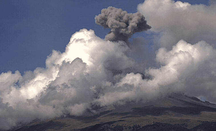 Popocatépetl registra segunda explosión del día; caen cenizas en la CDMX