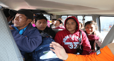 Autoridades de Cd. Juárez trasladan a migrantes a albergue; los resguardan del frío