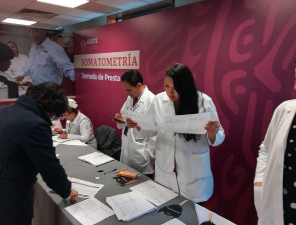 México sufre escasez de médicos; faltan 123 mil, reveló AMLO
