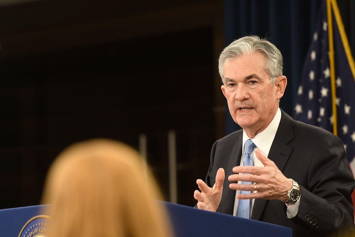 Subraya Powell incertidumbre económica; da más señales de recorte a tasa objetivo