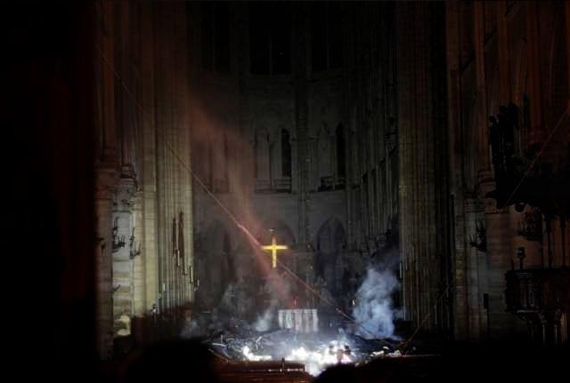 Bomberos salvan estructura de la catedral de Notre Dame de París