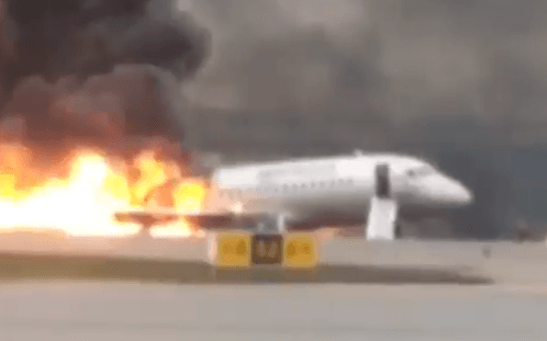 Incendio en avión ruso deja al menos 13 personas fallecidas
