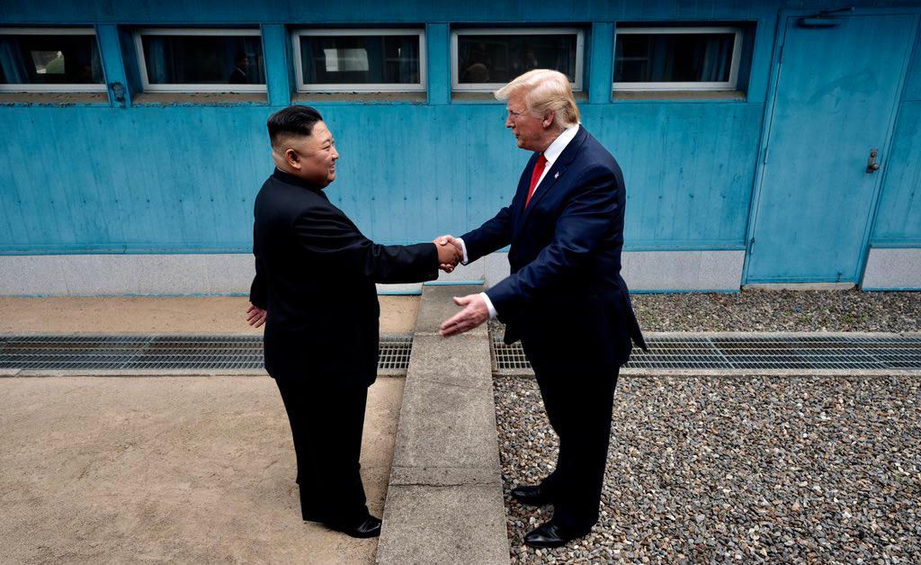 Sostienen Donald Trump y Kim Jong-un sorpresiva reunión