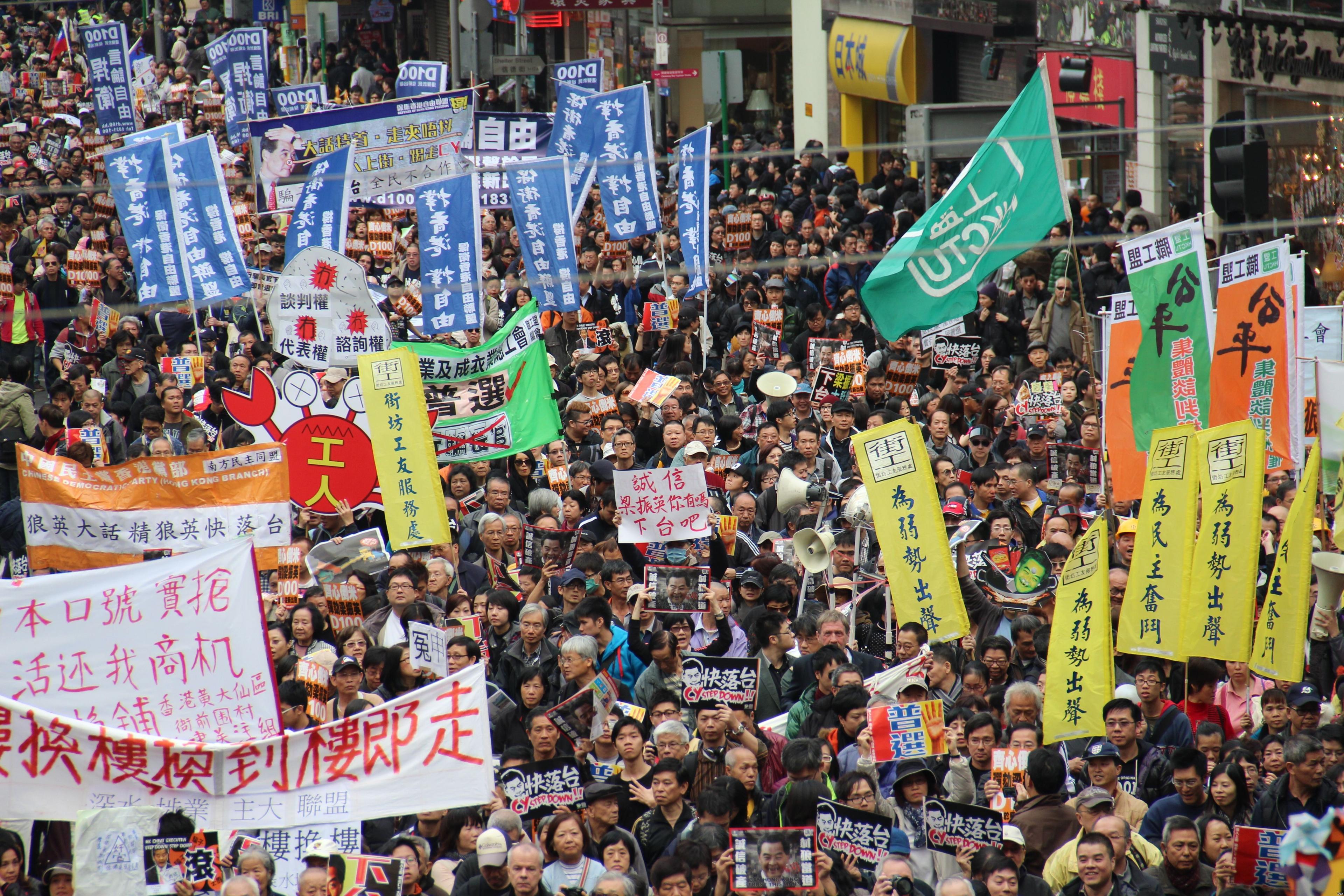 Continúan choques entre manifestantes y policía en Hong Kong