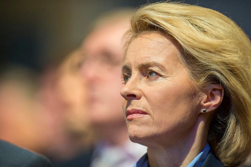 Dimite Ursula von der Leyen como ministra de Defensa alemana; va por Comisión Europea