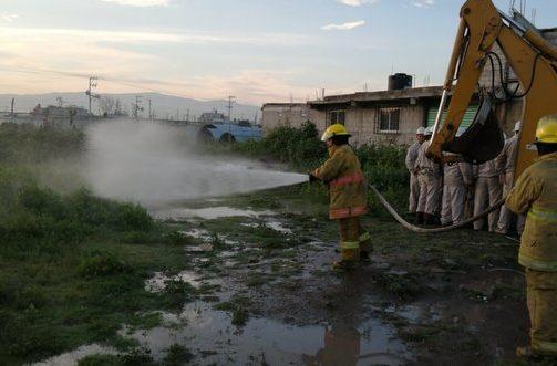 Controlan fuga de gas LP por toma clandestina en Tezoyuca, Edomex
