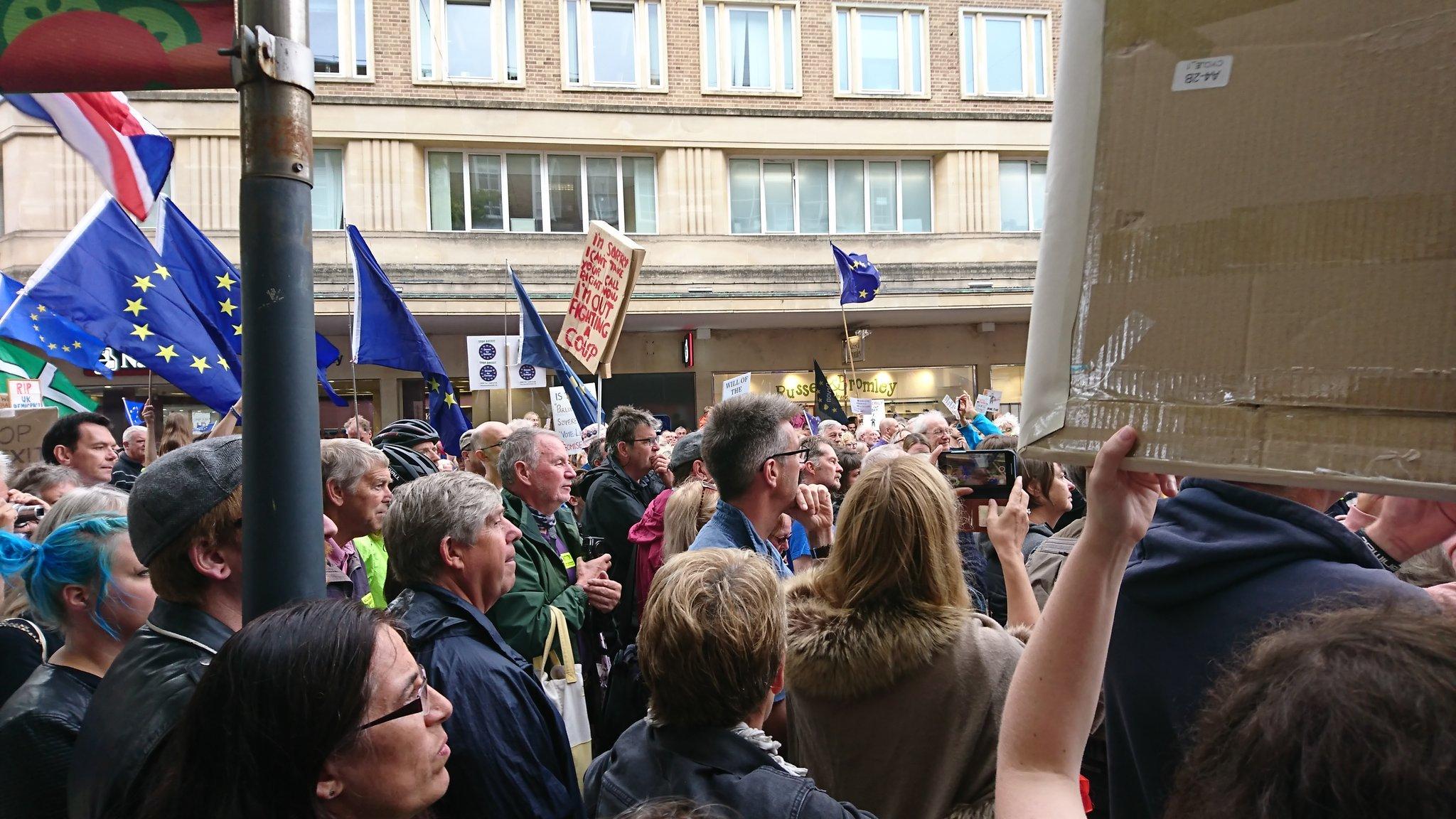 Miles de británicos protestan contra suspensión del parlamento