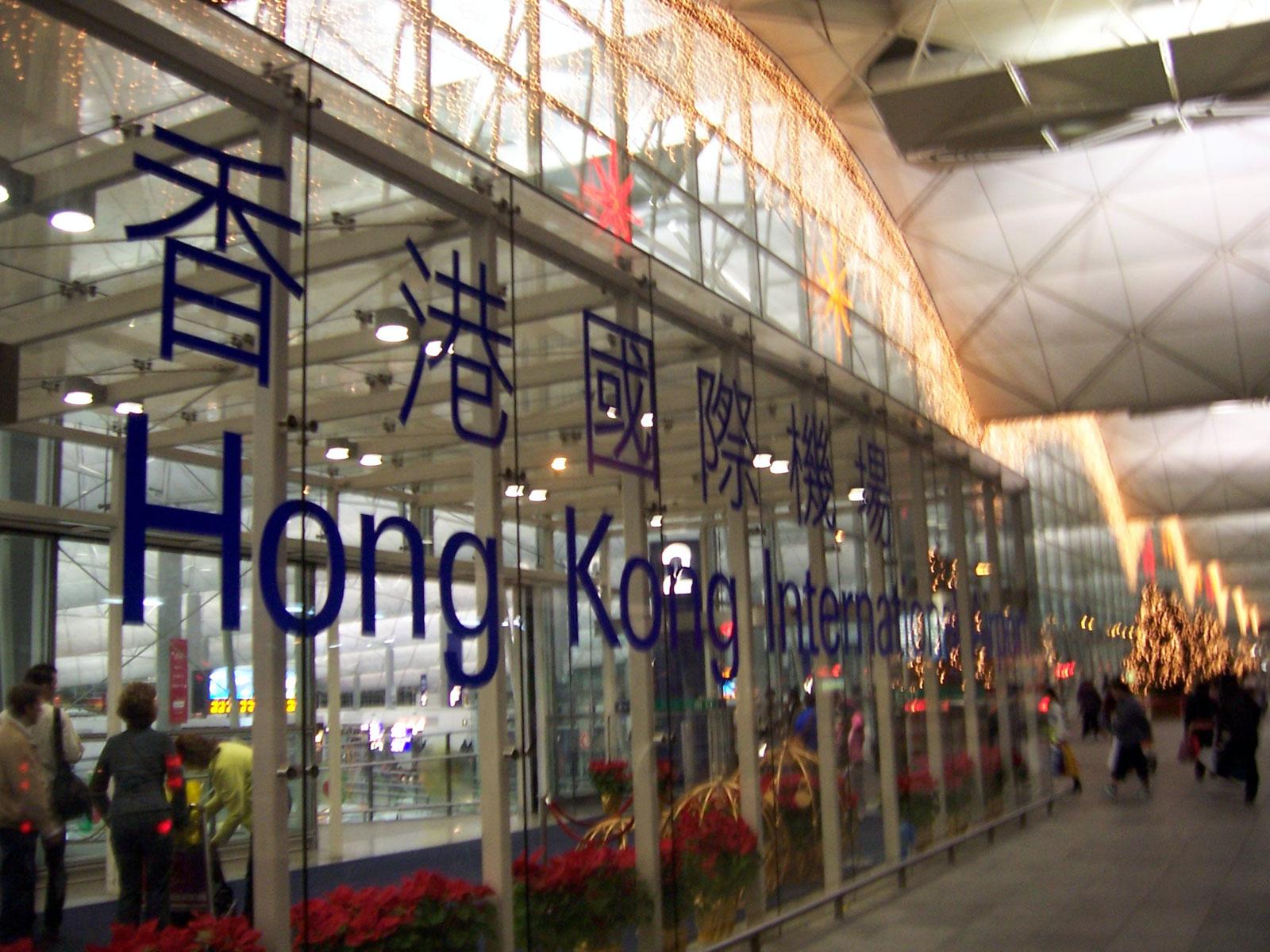 Aeropuerto de Hong Kong cancela todos los vuelos del lunes por protestas