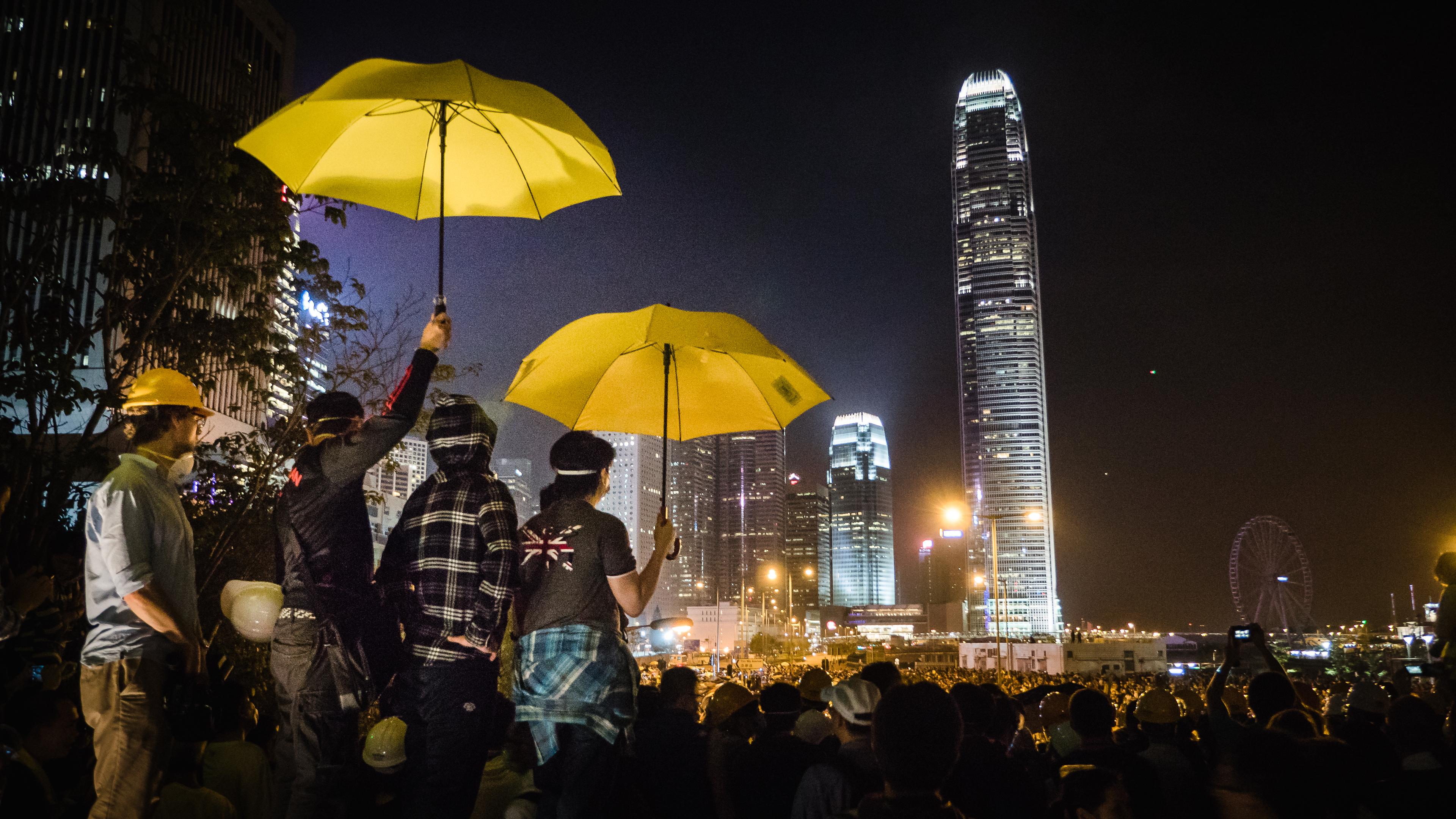 Cientos de miles protestan en Hong Kong bajo la lluvia