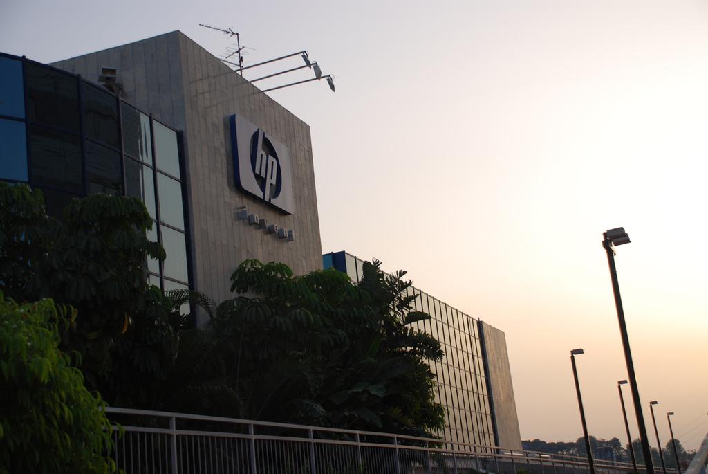 Renuncia CEO de HP; lo reemplaza Enrique Lores