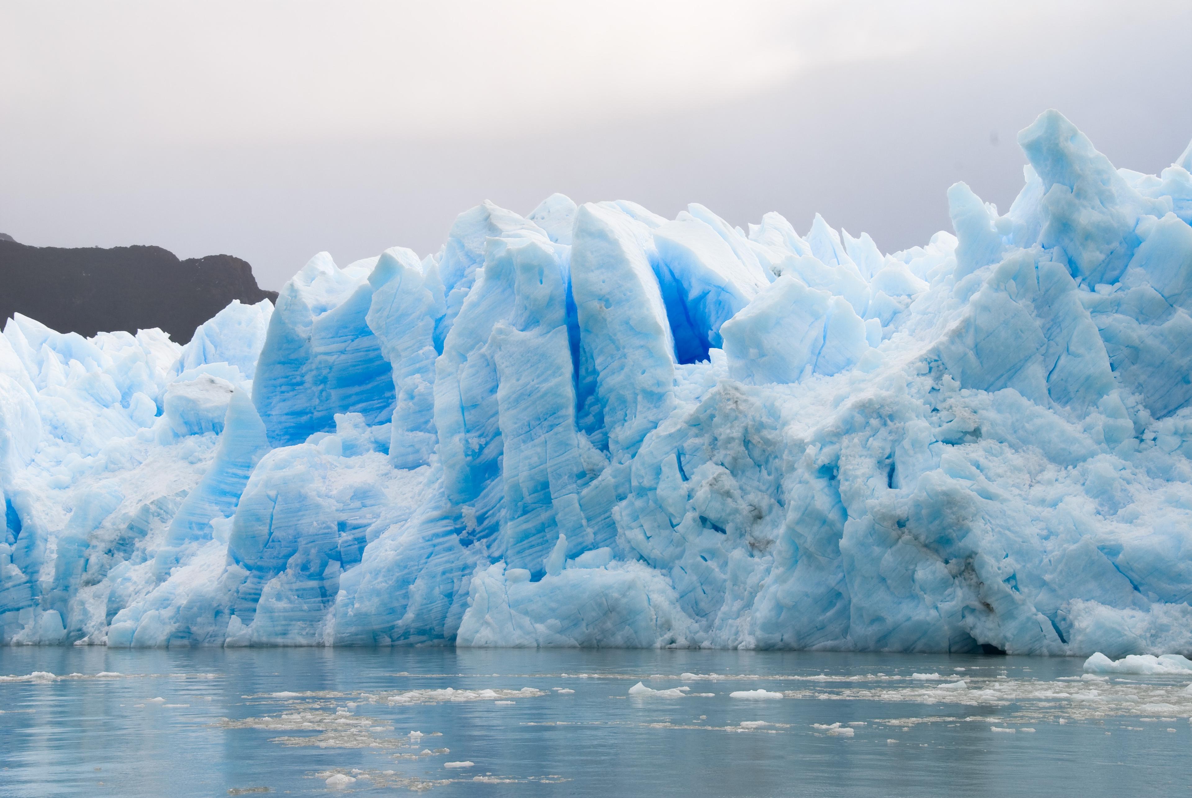 Científicos encuentran rastros de plástico en hielo ártico