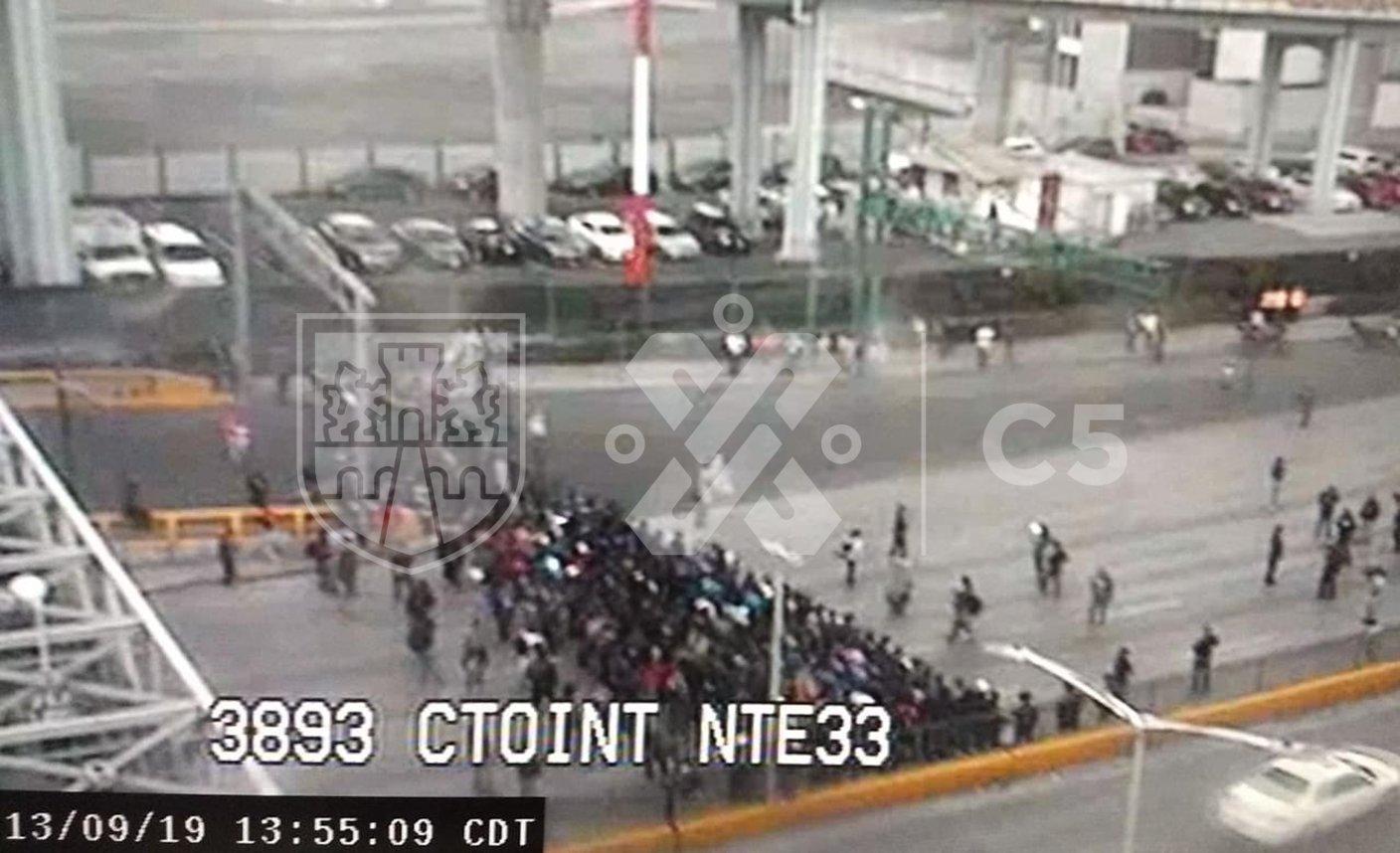Policías Federales bloquean Circuito Interior; afectan a usuarios del AICM