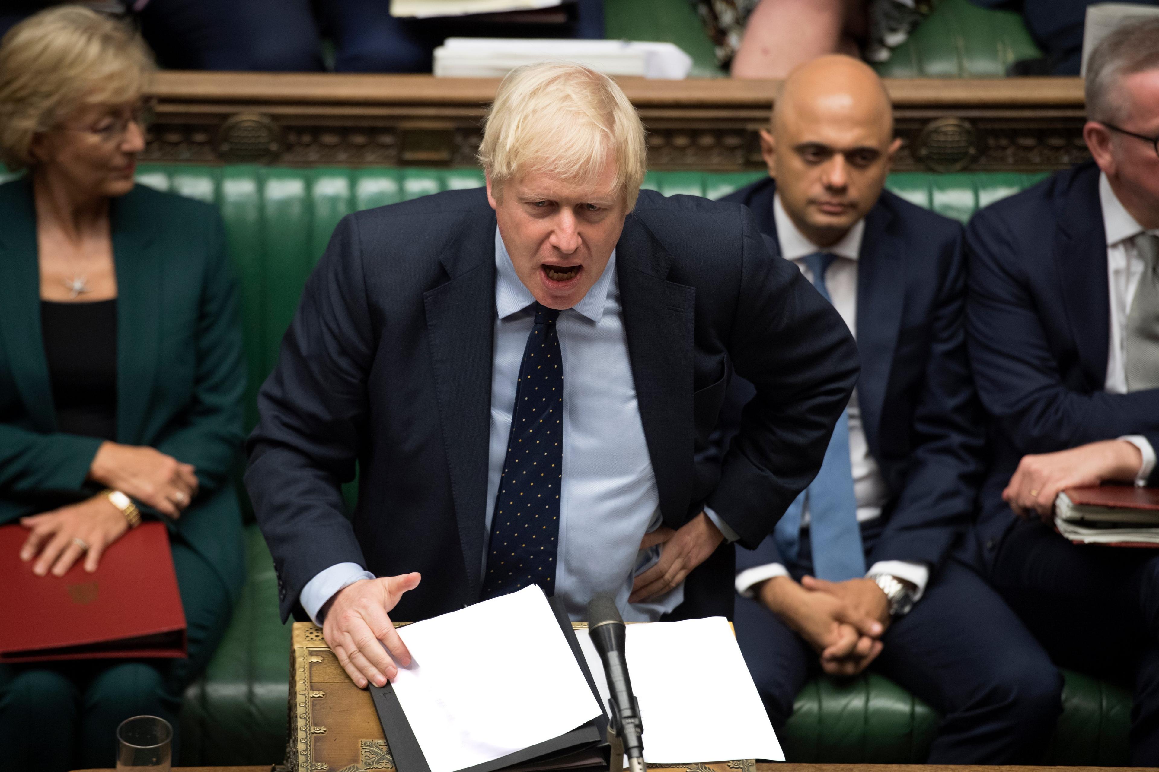 Johnson pierde voto en el parlamento británico; se discutirá retraso del Brexit