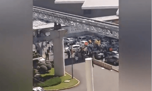 Bloquean accesos a Terminal 1 del AICM, taxistas
