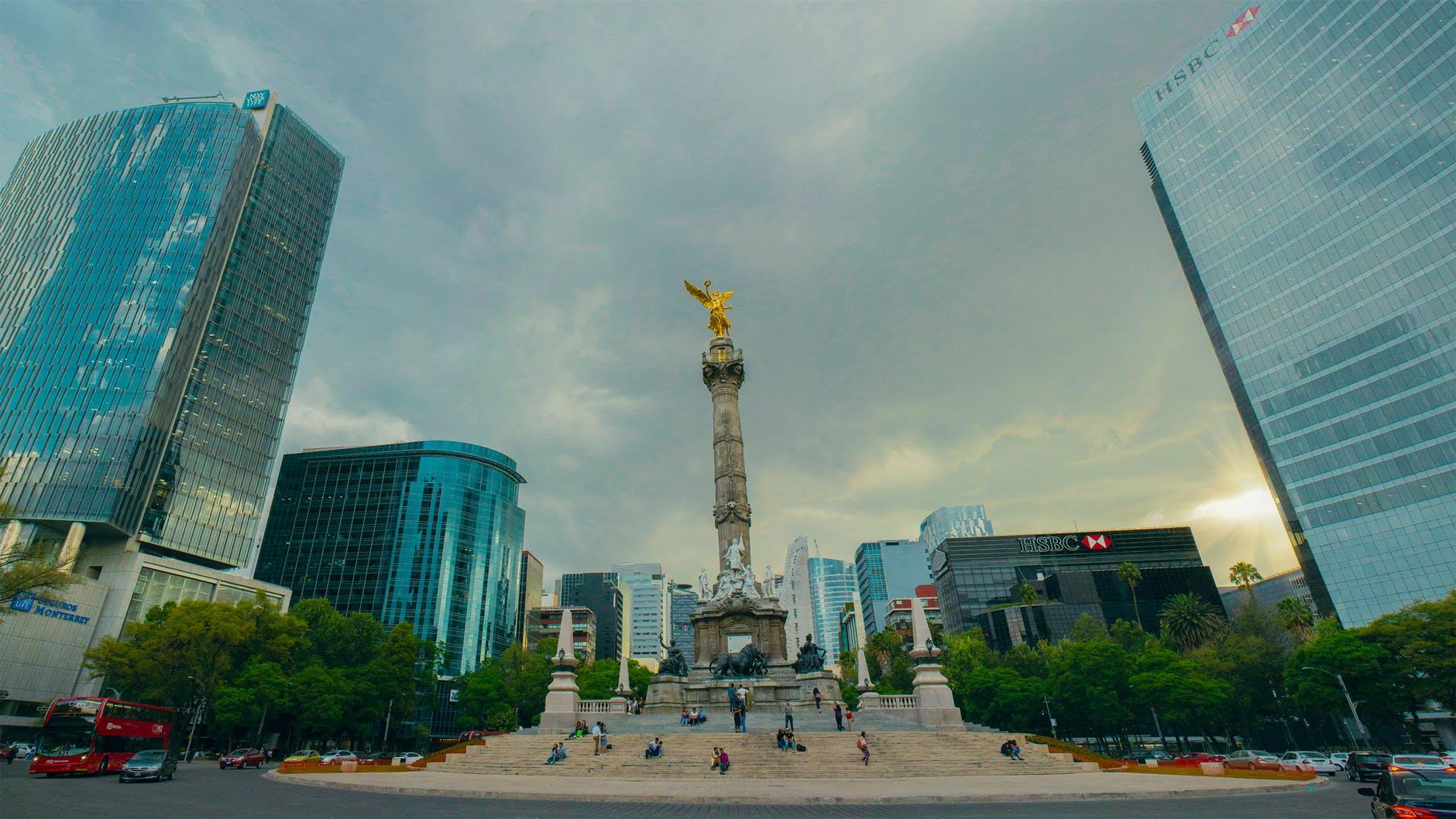 Amagan taxistas con plantón permanente en Reforma