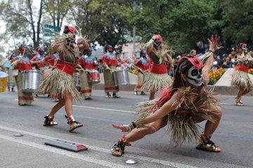 Capitalinos celebran el Día de Muertos con Mega Desfile