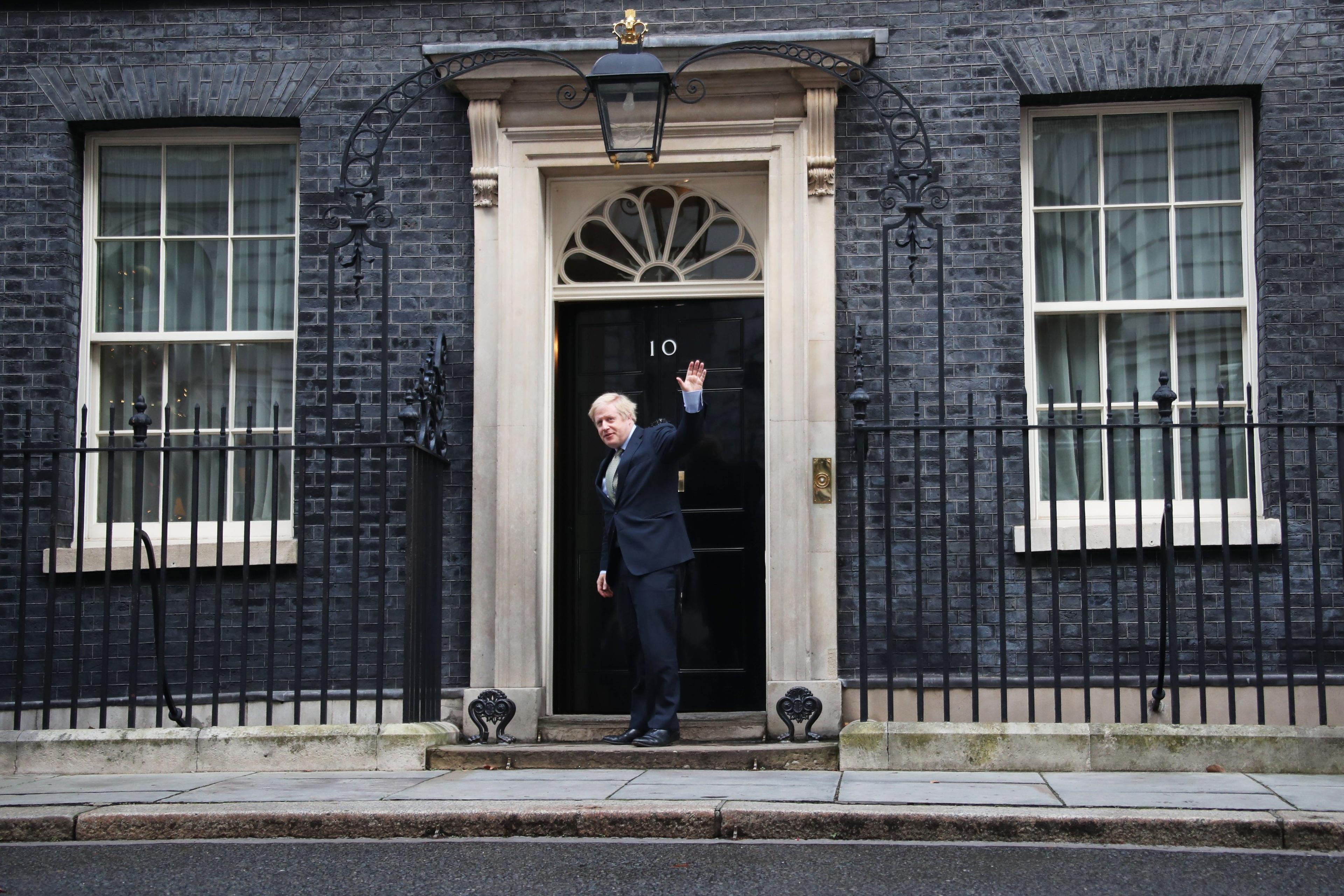 Johnson consigue victoria arrasadora en elecciones; tiene rumbo libre al Brexit