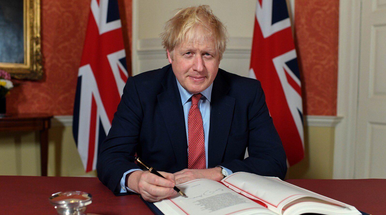 Boris Johnson firma acuerdo de salida para el Brexit