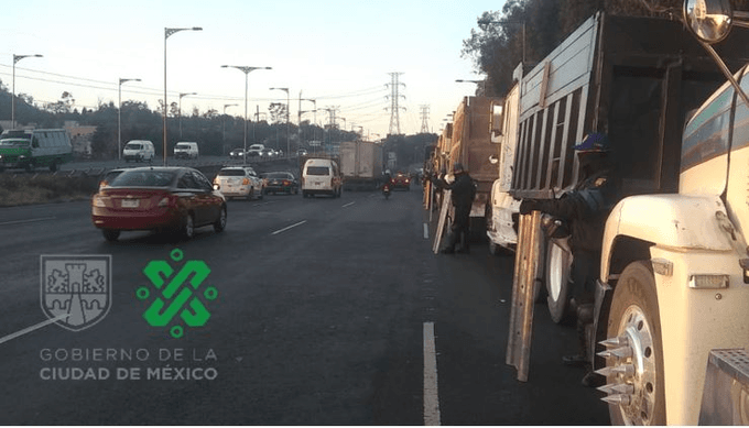 Transportistas liberan parcialmente la autopista México- Pachuca