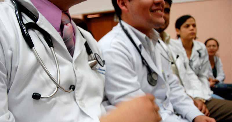 médicos particulares, Prepara gobierno hasta 30 mil becas en el extranjero para estudiantes de medicina