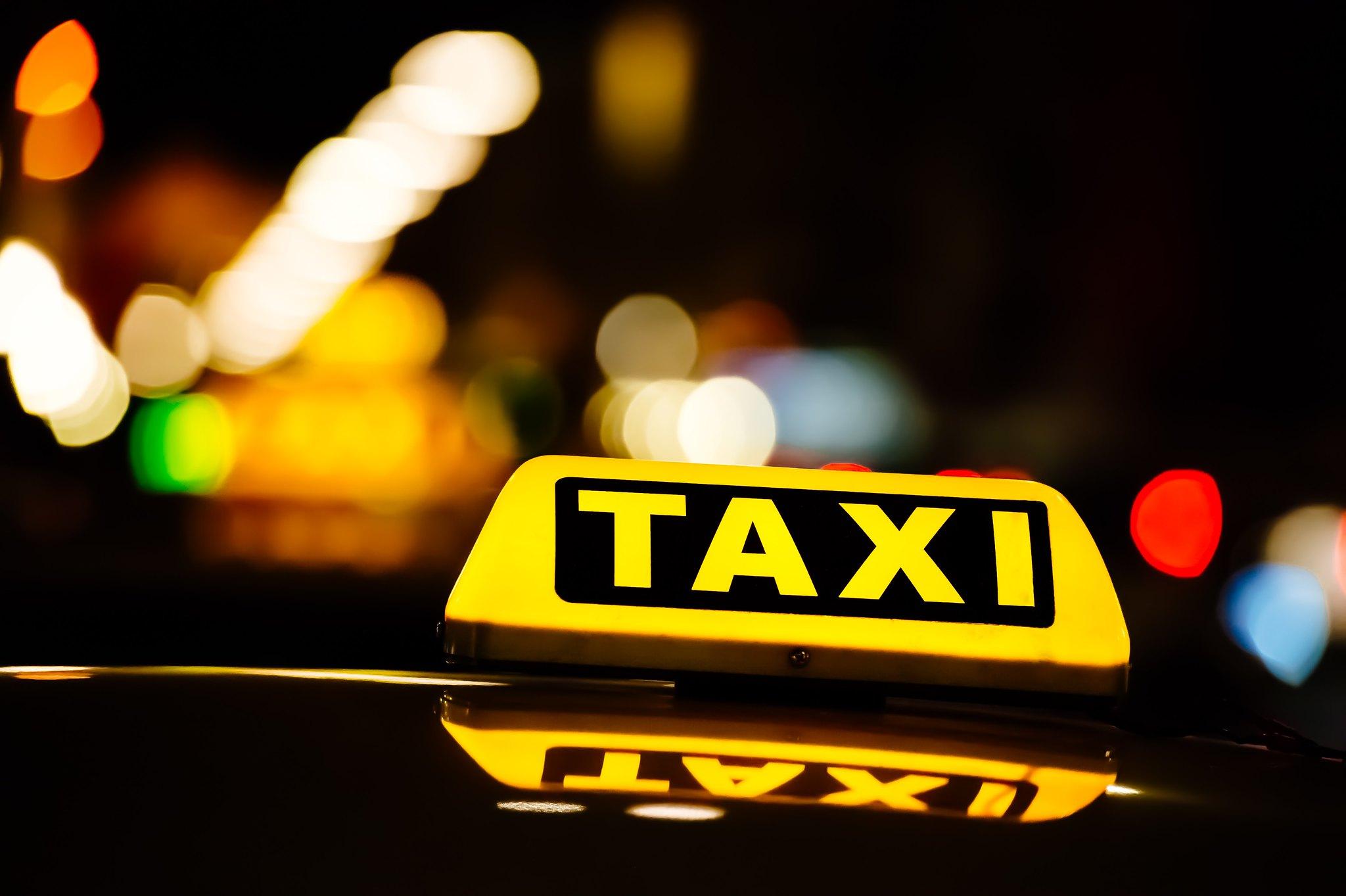Uber considera ofrecer servicio de taxis en México