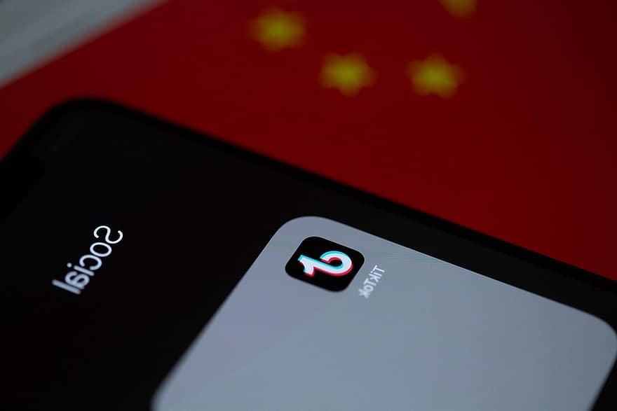 Trump amaga con prohibir la app china TikTok en EU