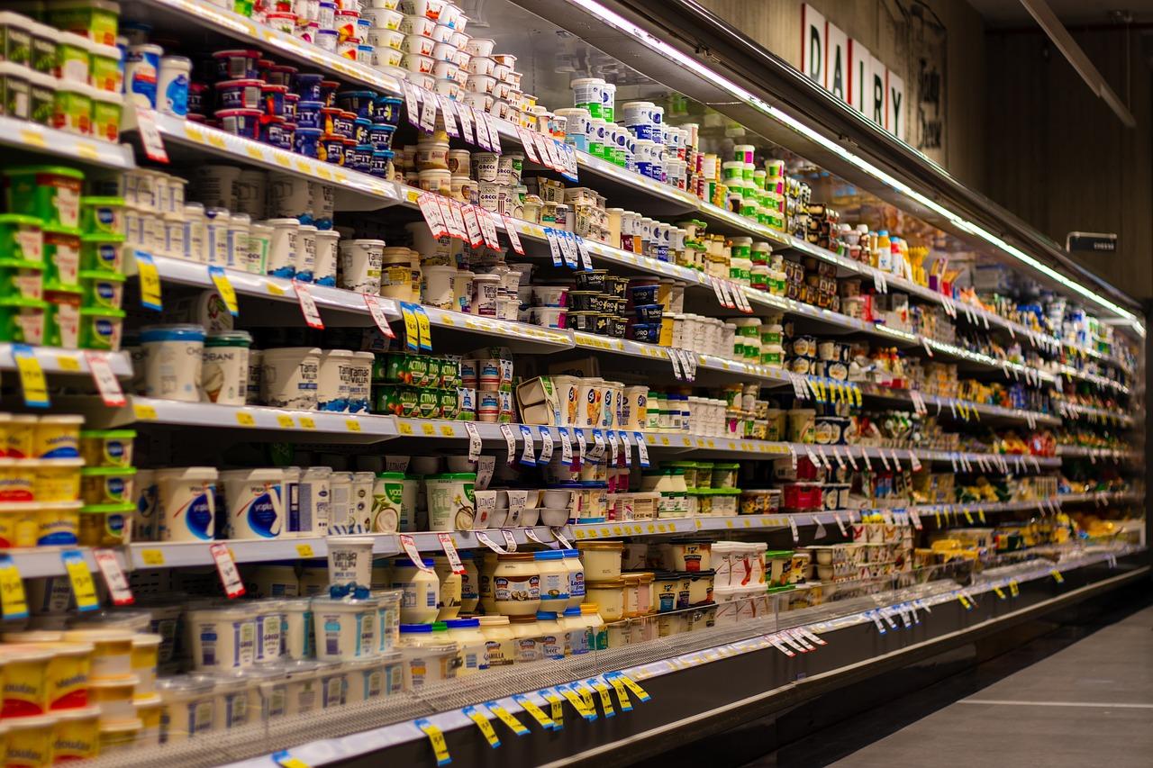 Industria láctea está preocupada por suspensión de venta a quesos y yogurt, dice CCE a Profeco