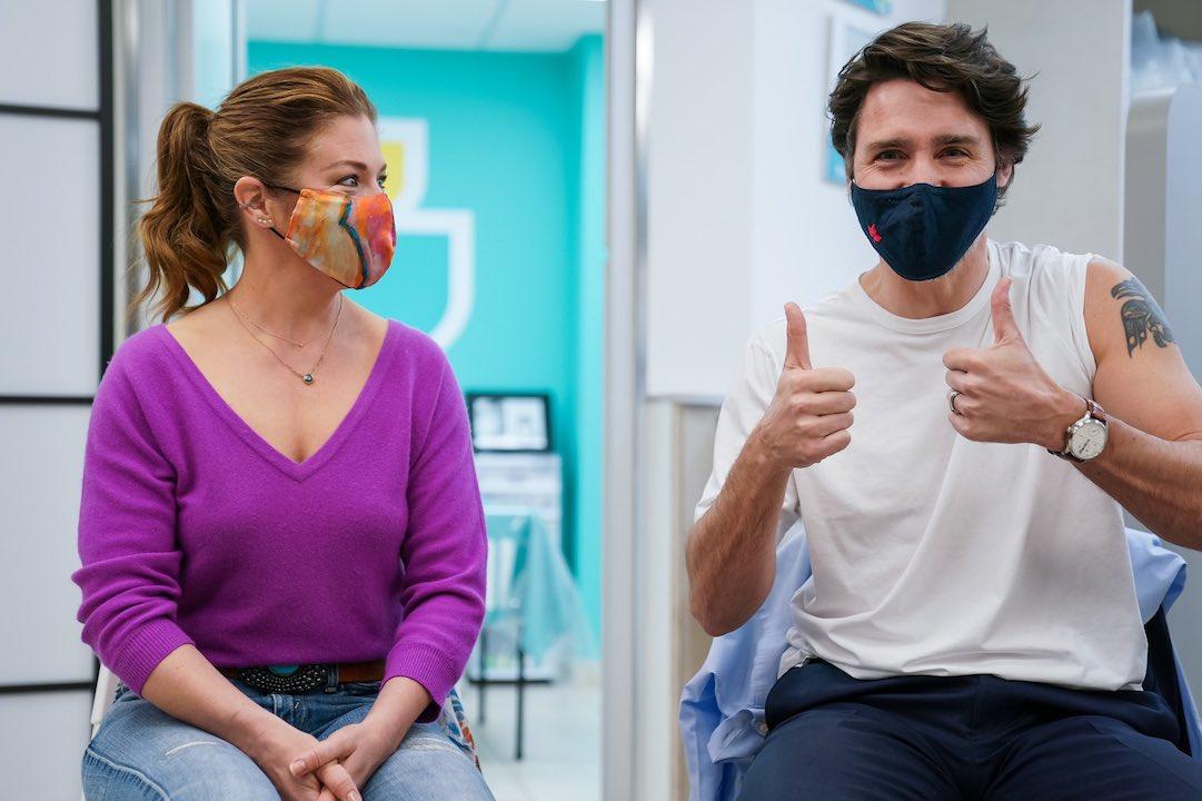Justin Trudeau se vacuna contra Covid-19 / @JustinTrudeau