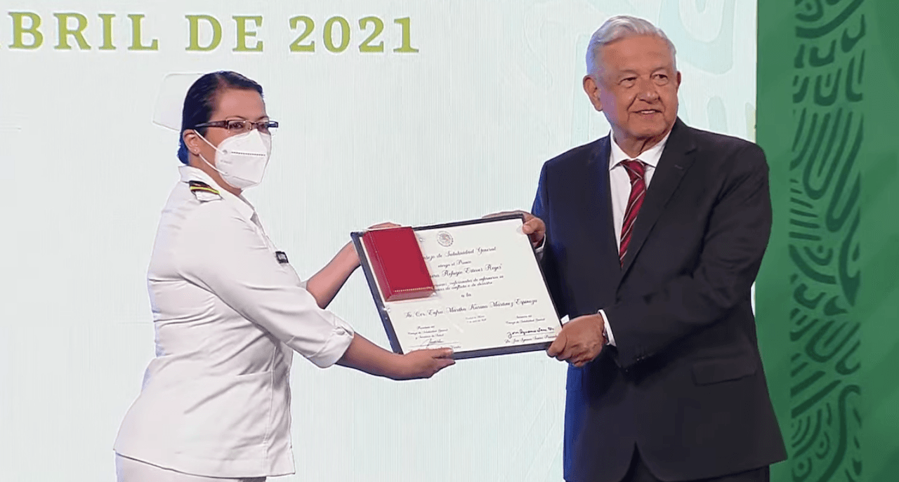 López Obrador entregó reconocimientos a personal de salud