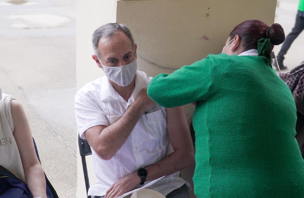 Hugo López Gatell Ramírez recibe su vacuna anticovid