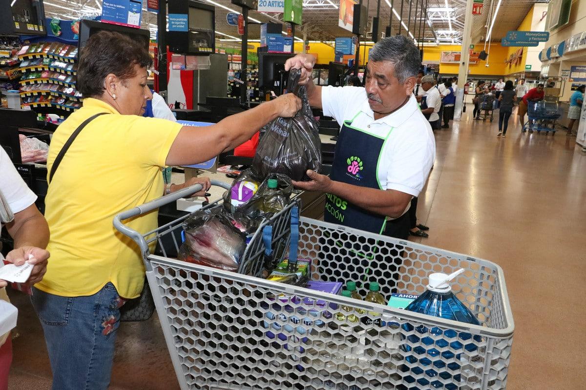 Por petición presidencial, Walmart podría reestablecer empacadores de la tercera edad, Walmart, adultos mayores