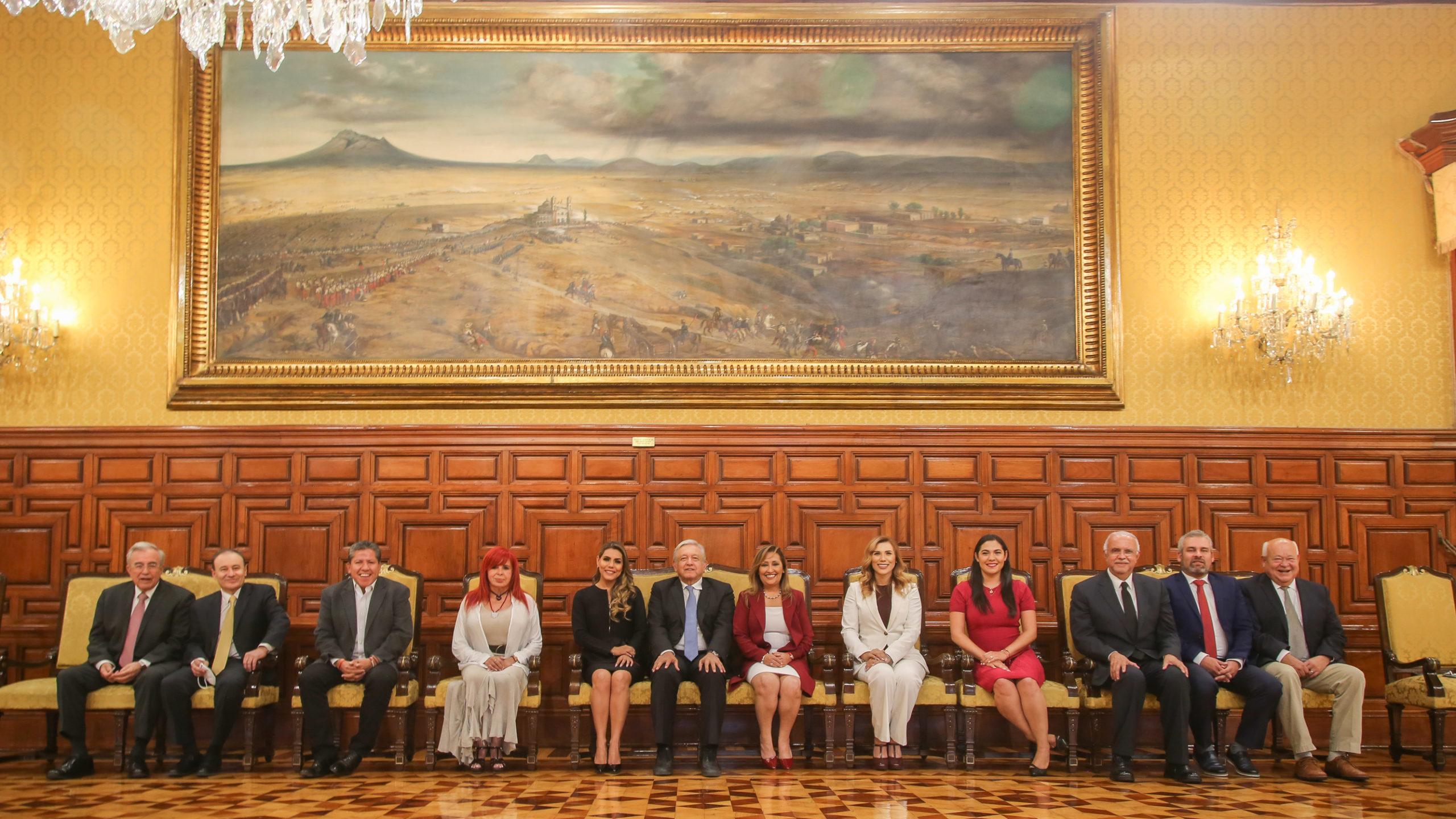 AMLO come y conversa con 11 gobernadores electos de Morena