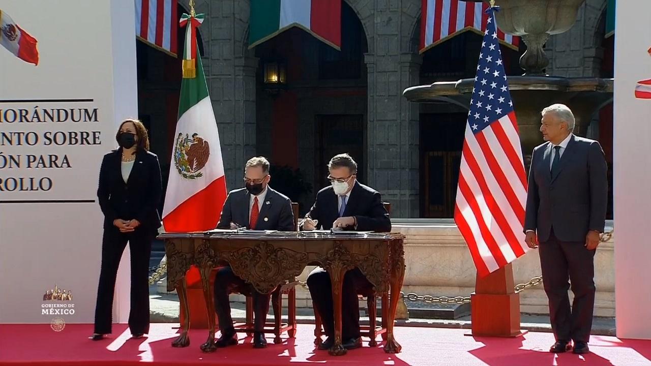 Kamala Harris y Andrés Manuel López Obrador en la firma de un memorándum de entendimiento