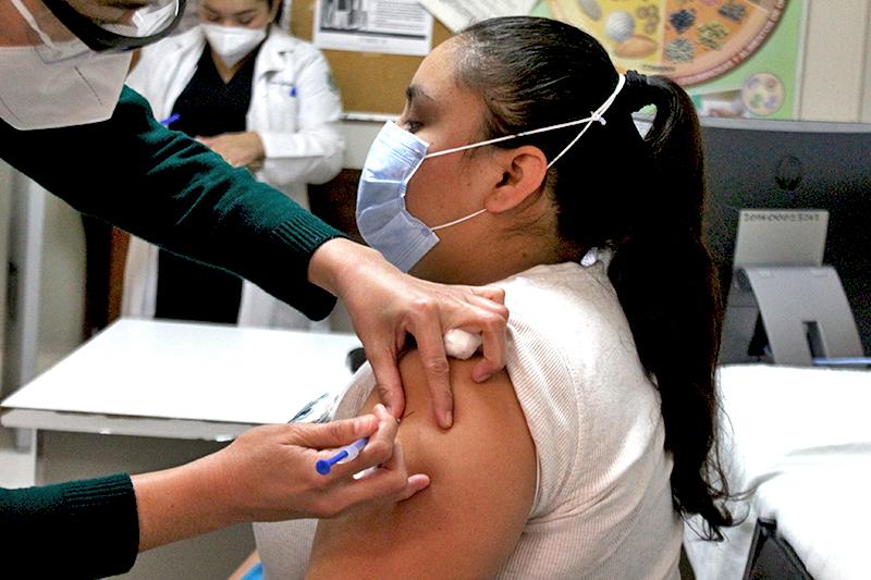 Arranca vacunación de toda la población adulta en Baja California
