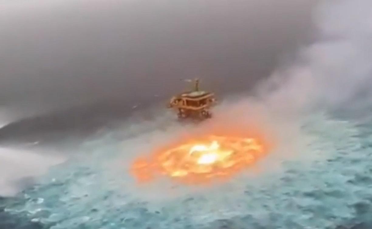 Incendio de Pemex en el Golfo de México / @NTelevisa_com