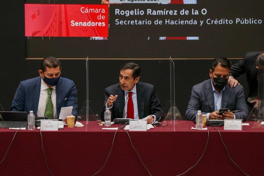 Rogelio Ramírez de la O con senadores de Morena