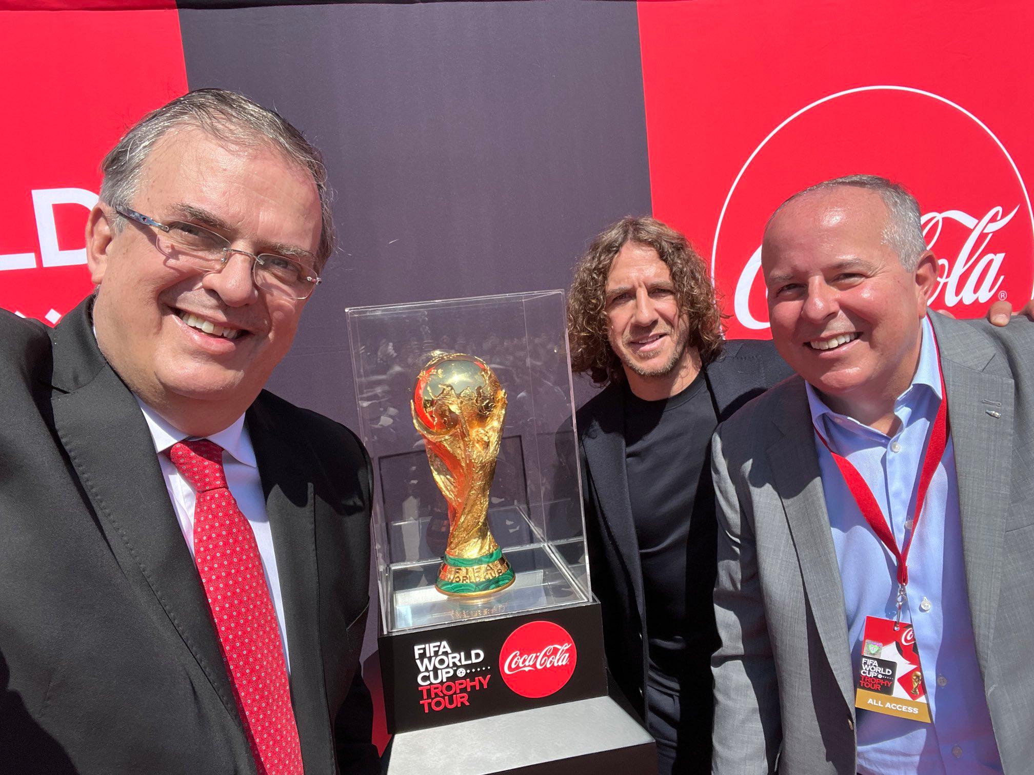 Recepción del trofeo de la Copa del Mundo / @m_ebrard