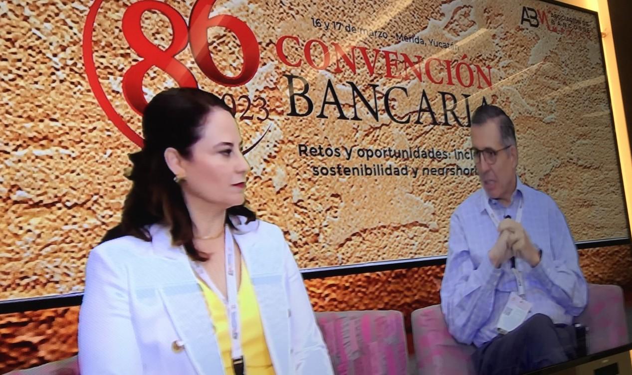Gabriela Siller y Carlos Serrano en 86 Convención Bancaria